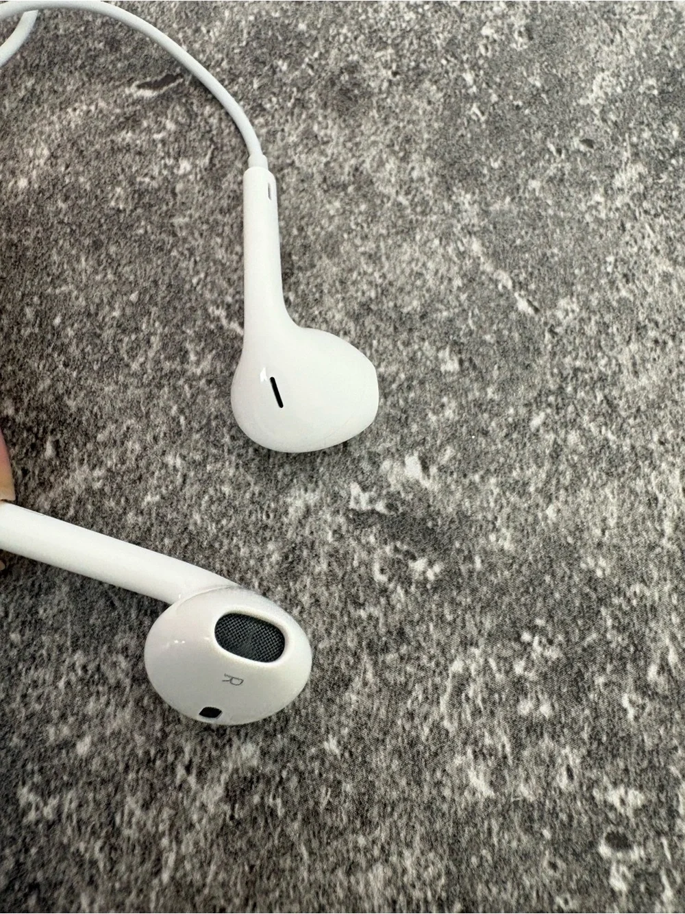 Apple White Wired Earbuds with Inline Remote and Microphone
